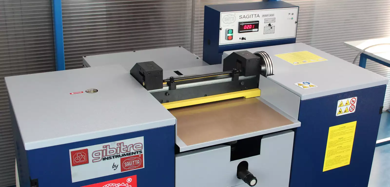 splitting machine: Splitter: detail view of the working area of the machine.