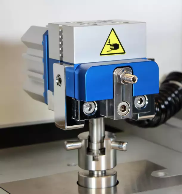 tensile tester grips: Tensor_Check: pneumatic tensile test clamp with 2000N clamping force. Detail of the clamp mounted.