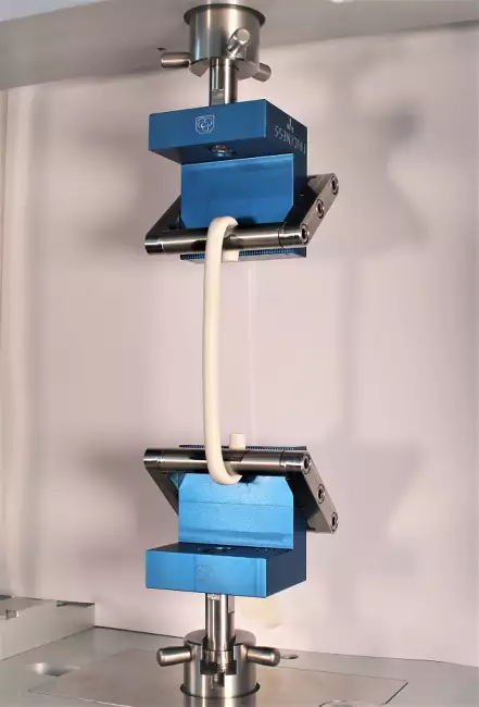 tensile tester grips: Tensor_Check: self-stringing manual rib clamps. Example of testing on rubber sheathing.
