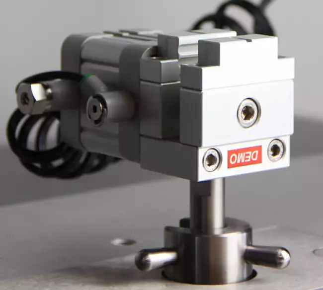 tensile tester grips: Tensor_Check: pneumatic tension test clamps with 600N clamping force. Detail image.