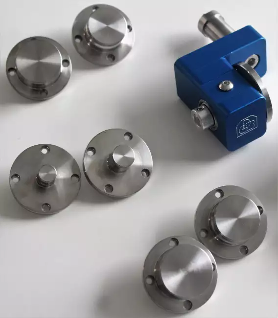 tensile tester grips: Tensor_Check: rotating clamps for tensile tests on rings and o-rings. Detail of interchangeable pulleys different diameters.