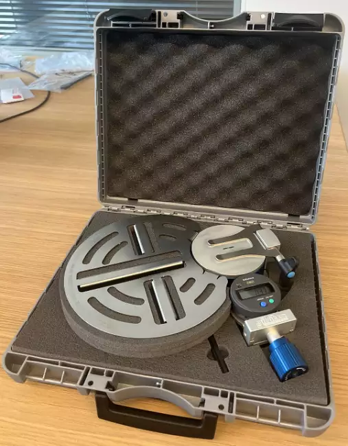 hardness testers centring: Automatic Hardness-Check-Drive. Micro-irhd automatic hardness tester: O-ring centering device. Protection box detail.