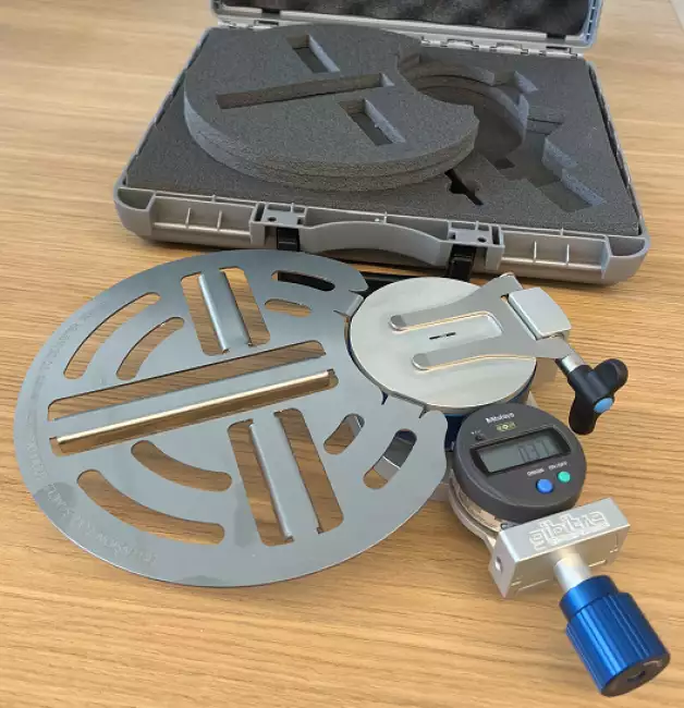 hardness testers centring: Automatic Hardness-Check-Drive. Micro-irhd automatic hardness tester: O-ring centering device. Protection box detail.