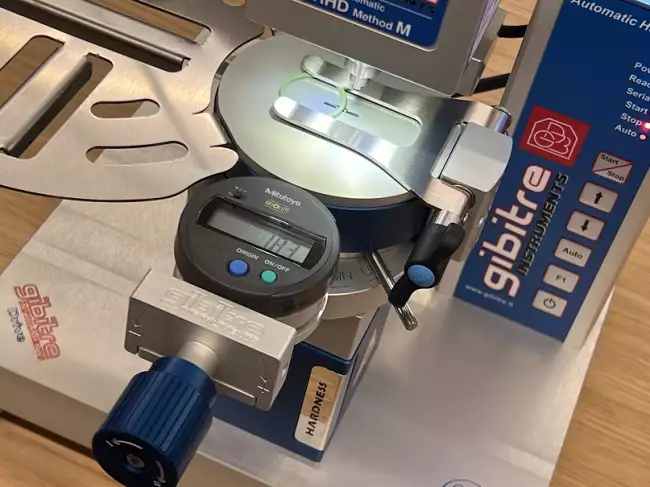 hardness testers centring: Automatic-Hardness-Check: Micro-IRHD hardness test according to ISO 48-2 standard. O-ring centering device. Detail.