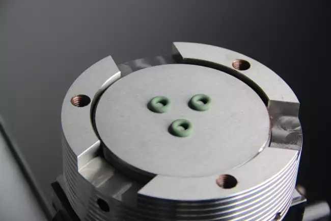 compression set adjustable: Device for compression set with adjustable distance between planes. Example of test on o-ring.