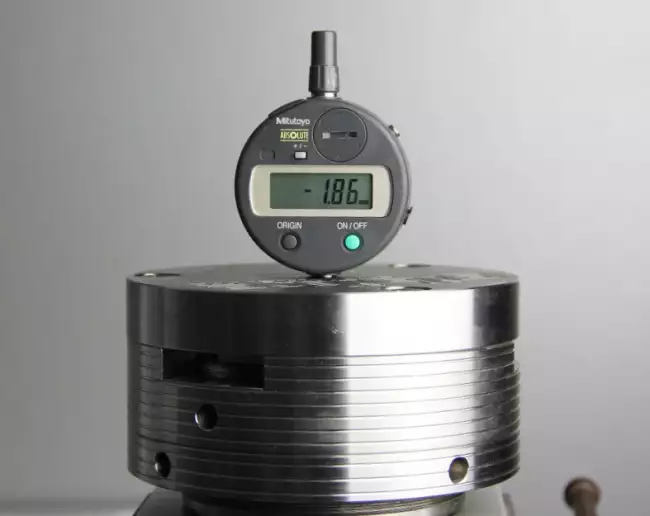 compression set adjustable: Device for compression set with adjustable distance between planes. Example of test on o-ring.