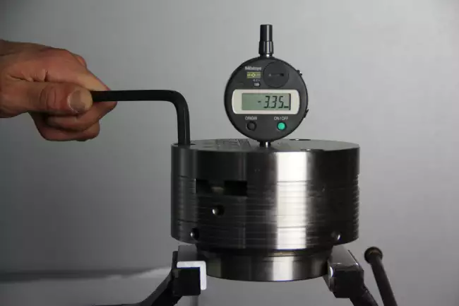 compression set adjustable: Compression set device with adjustable distance between planes. Distance adjustment.