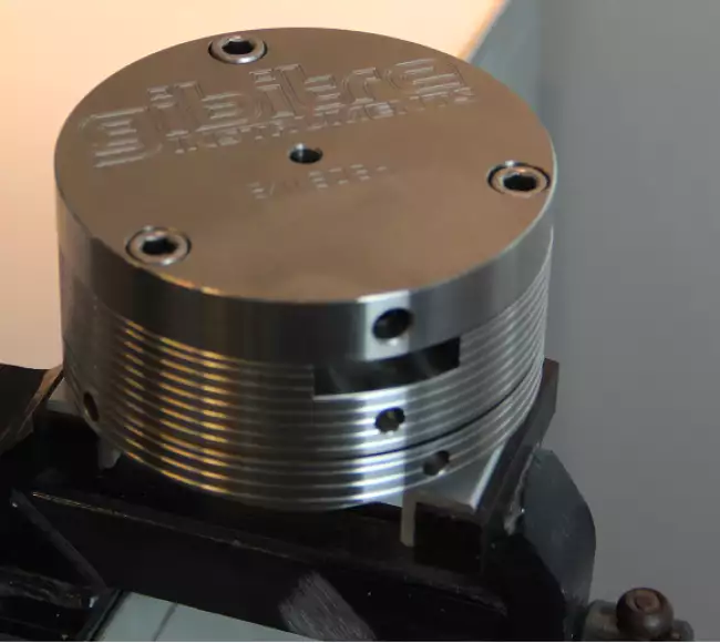 compression set adjustable: Device for compression set with adjustable distance between planes. Preparation of the device.