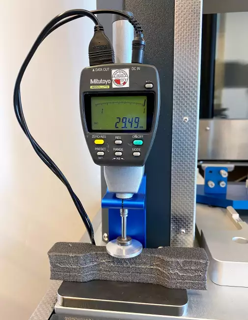 tensor tester thickness meter: Specimen thickness measurement: the Mitutoyo comparator with support for measuring expanded specimens.