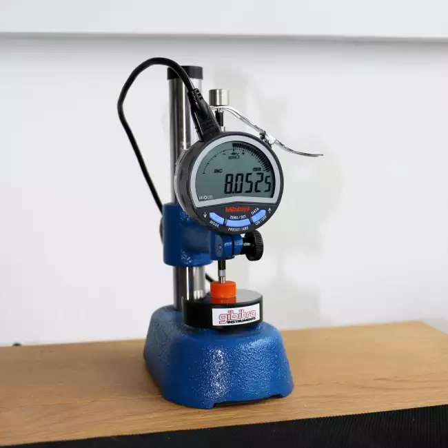 software compression set: Measurement of specimen thickness: the Mitutoyo comparator with standards-compliant support.