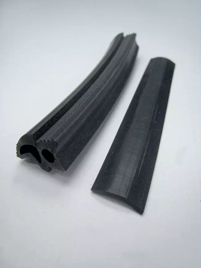 splitting machine: Laboratory splitter: example of preparing a specimen from a rubber profile.