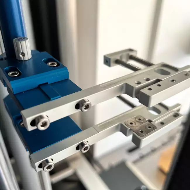tensor tester extensometer: Tensor-Check: differential strain gauge: detail of specimen clamps.