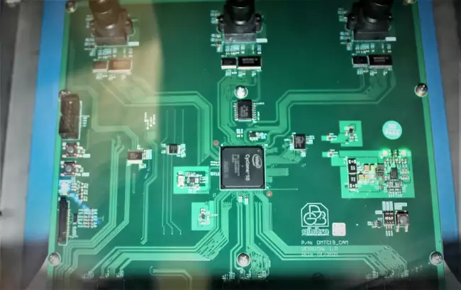 fatigue de mattia ai camera: De Mattia Flexometer with Video Cameras for automatic acqusiation of specimen images. Electronic board with 6 video cameras.